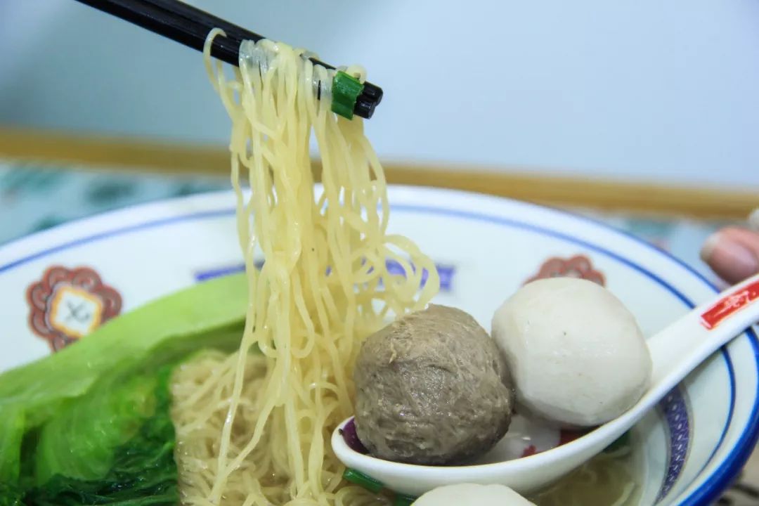 日售500碗▎陈小春的网红店七爷清汤腩杀到新会就凭1碗清汤牛腩面火了