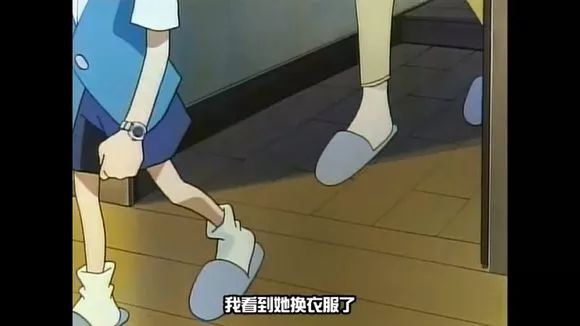 柯南害羞到冒烟了,小哀的毛衣脱线了,露出胖次了,柯南还用手电筒一直