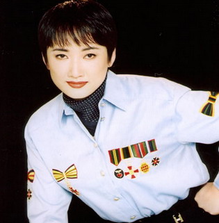 当时王刚与东方歌舞团的著名歌唱演员成方圆常有来往,随着感情的逐步