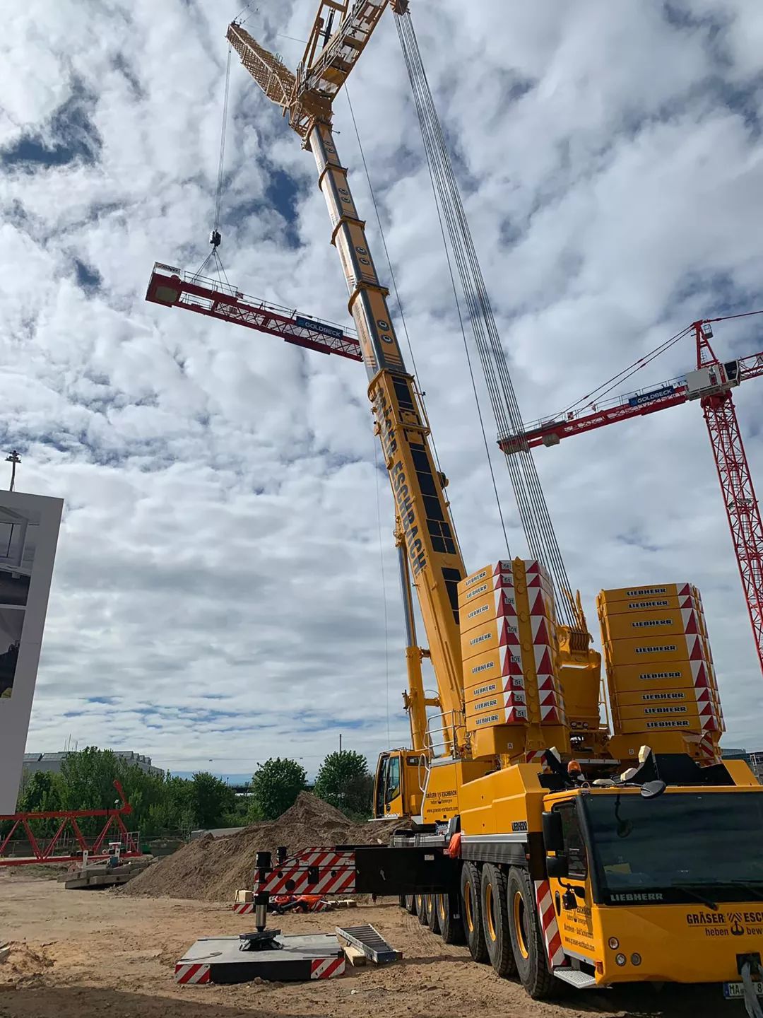 德国70多年老车队又添新型旗舰机利勃海尔全地面起重机ltm145081