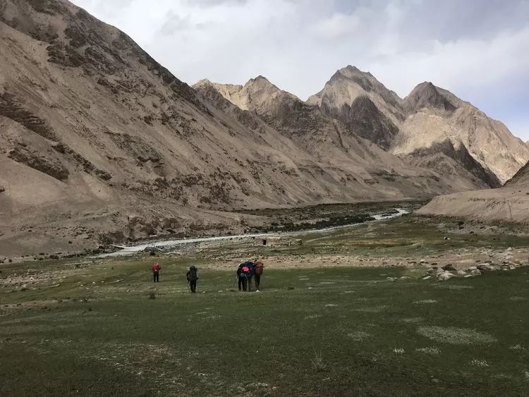 从左到右依次为:王铁男(18年珠峰登顶者),周继来(昆仑山历史研究者,数