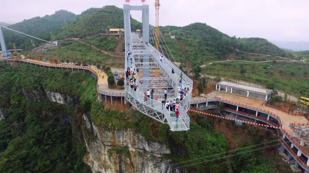 石阡仙人街玻璃栈道图片