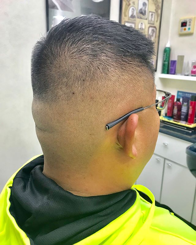 这位大哥有点点胖,后脑勺位置不太均匀,下边直接铲光,精神又时尚,后脑