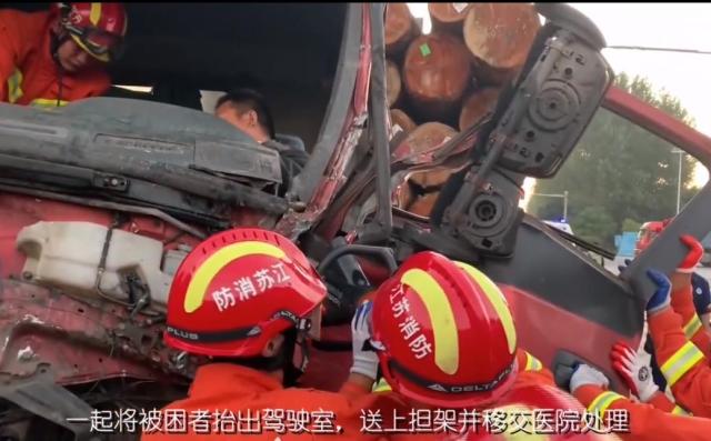 江苏省镇江市发生逆向闯红灯引发车祸位于丹阳市货车司机受困