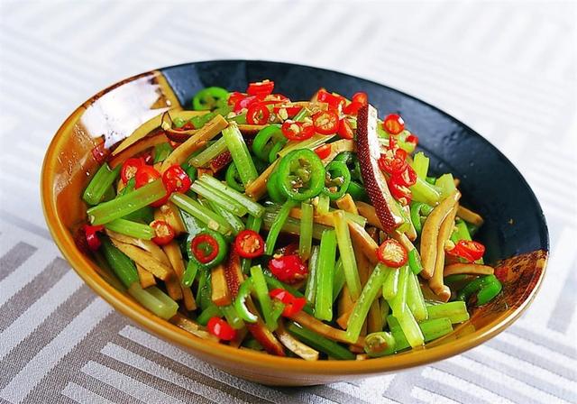 芹菜炒豆干芹菜脆嫩豆干嫩滑完美搭配让你体验舌尖的跳动