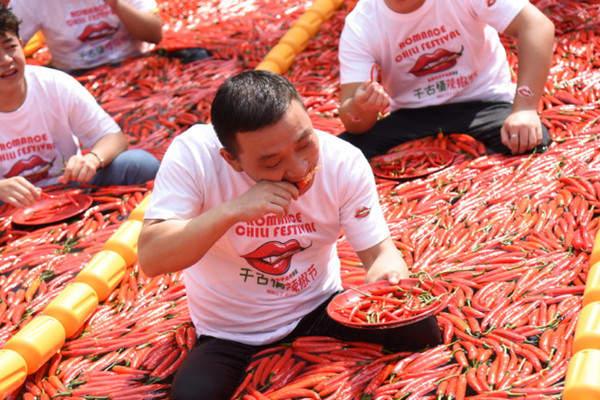 原创浙江景区在辣椒池举办吃辣大赛选手边泡边吃网友调侃不会辣吗