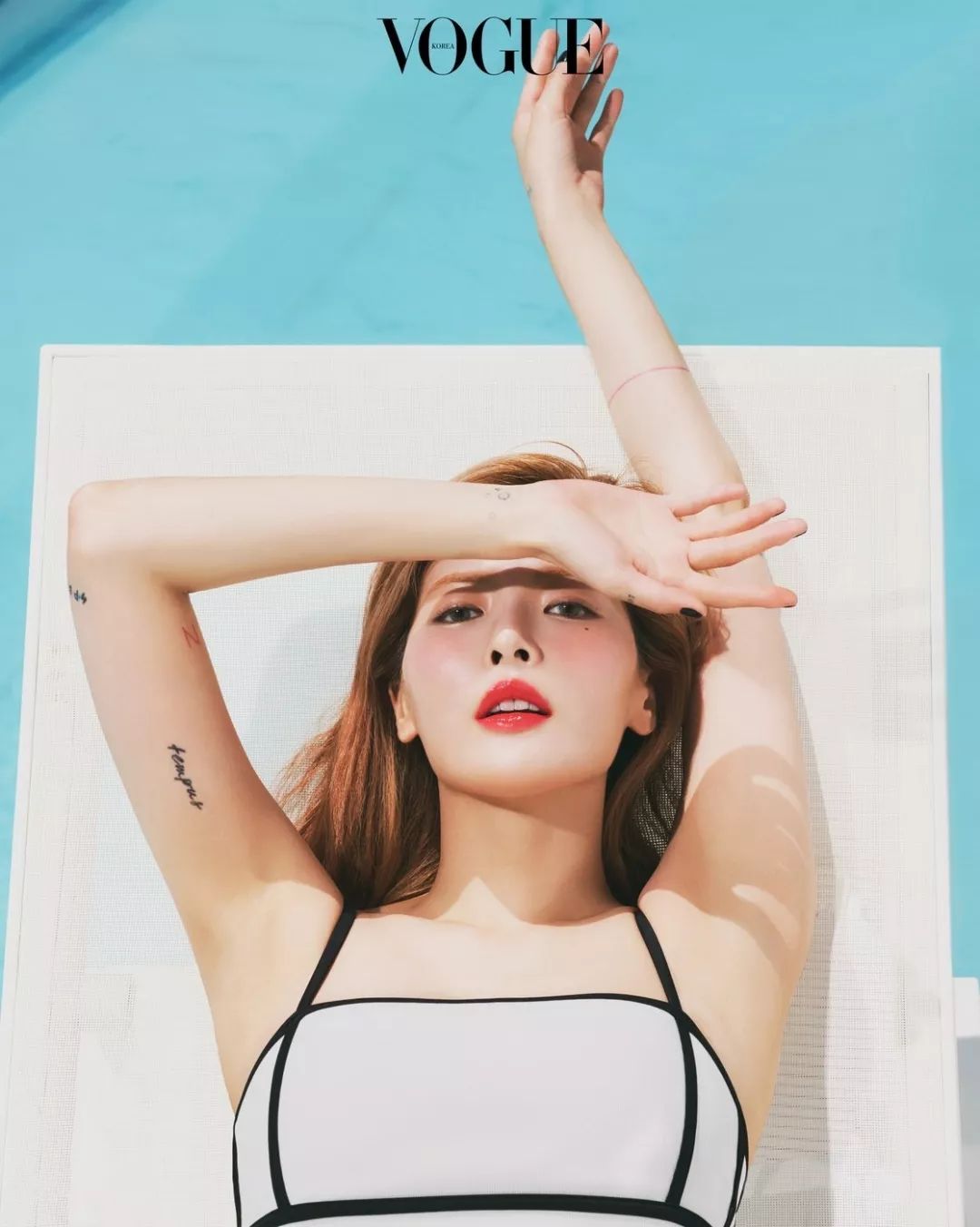 还记得泫雅当年黑发,红唇,非常撩人的湿身造型吗?这胸,这皮肤,性感指