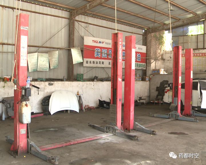 无证经营 ,油污满地,危废库不规范 喷漆房,一汽车