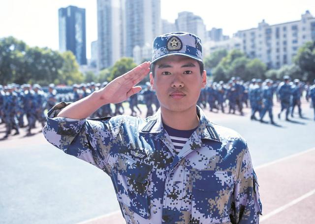 图为:华中科技大学国防生张桦担任军训教官图为:华中科技大学军训汇演