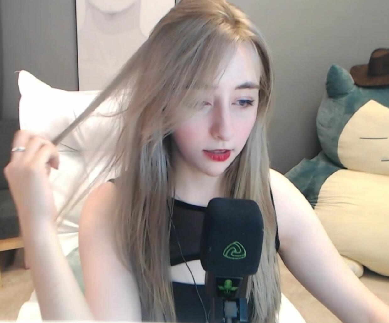 斗鱼俄罗斯毛妹主播火了,狂飙中文嘲讽水友:车还没开就晕了?