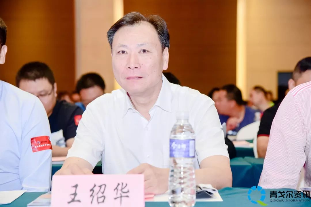 本次大会的各级领导和企业嘉宾:石家庄市发改委经济运行处处长曹伟岐