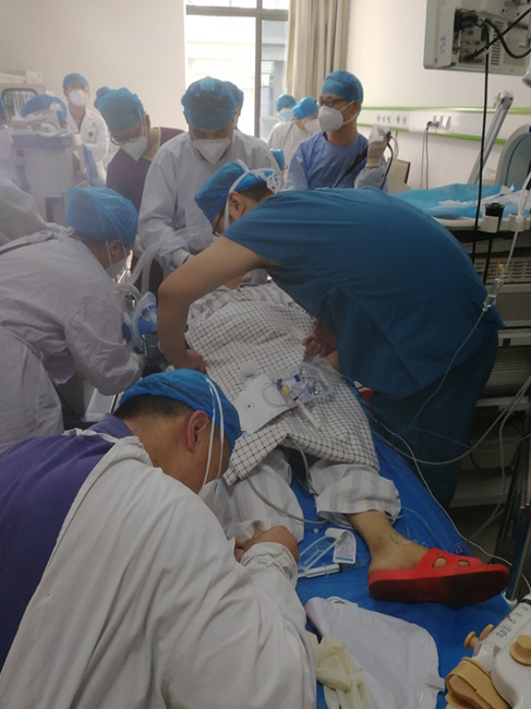 原创你需要的时候 我们一直在——西安市胸科医院奋战8小时抢救两名