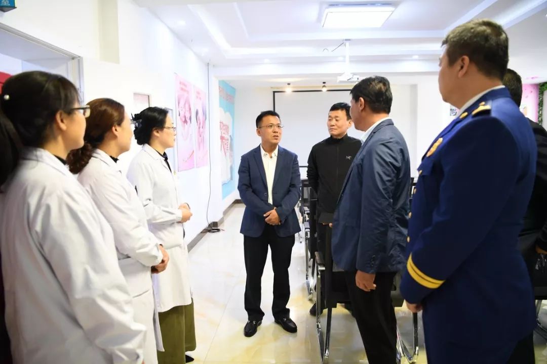 简俊峰一行重点检查了十三小及幼儿园,吉林八中,青岛街妇幼保健院