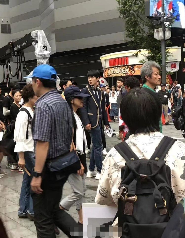 网友东京偶遇王宝强刘昊然王宝强造型夸张刘昊然穿制服很帅气