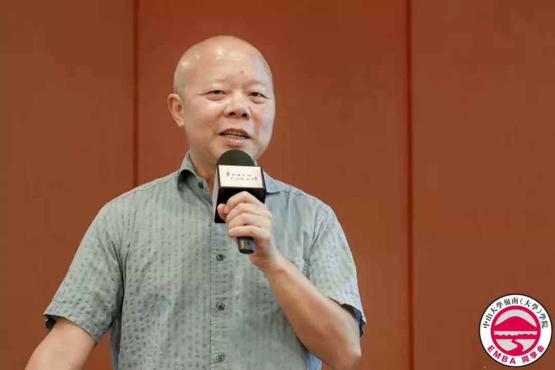 林江教授做分享最后,校友们齐聚于mba中心大楼前合影留念.