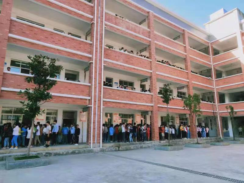 衡阳县洪市镇中学举行应急疏散演练活动