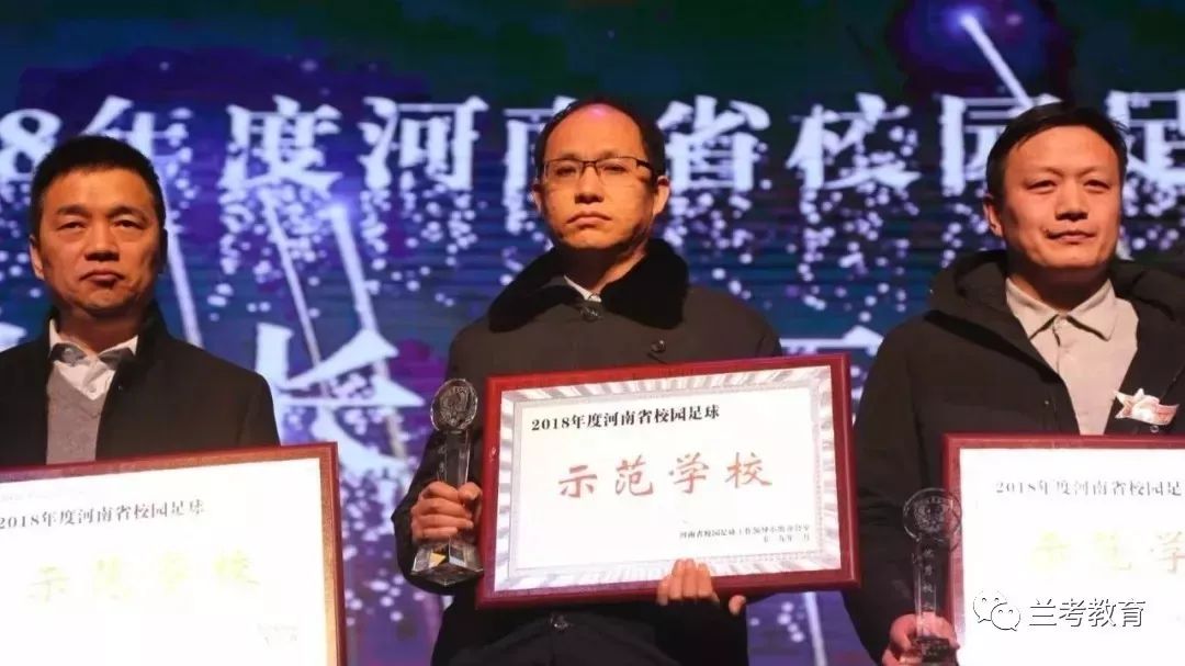 兰考三高师生热情高唱祖国赞歌庆祝新中国成立70周年