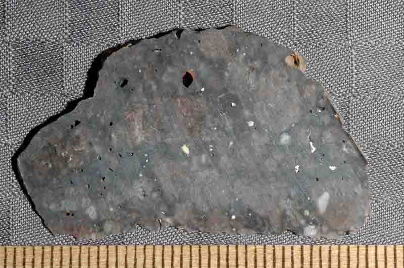 新疆哈密戈壁滩发现的伊丁石陨石