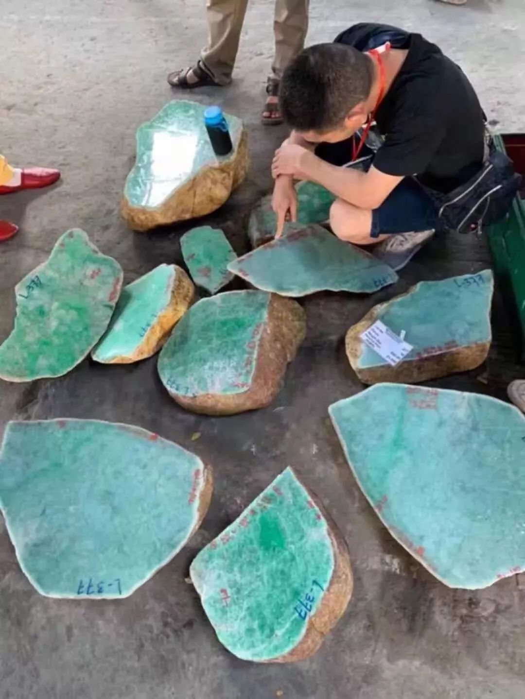 但成交的总金额并不高,包括高底价的原石也是如此,并没有达到玉石翡翠