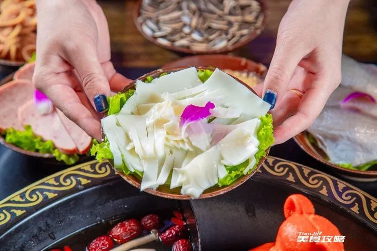 凭借小碗菜上位的重庆火锅来啦!