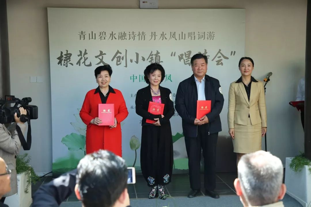 赶紧看过来!这里有你仰慕的文学大咖,唱诗朗诵齐赞中华