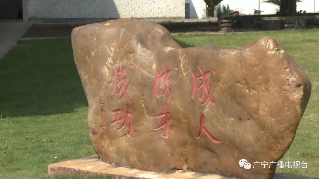 01元恺学校分为中学部和小学部,两校区相对独立,近年来,学校不断改善