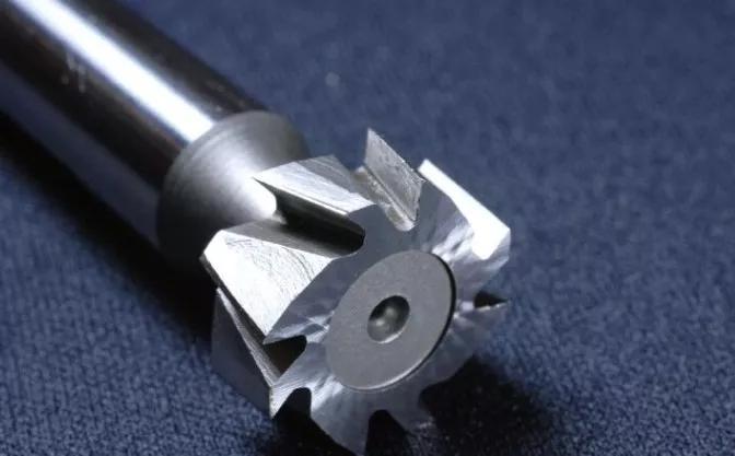 铰削加工是对孔的精度加工,要求精度高铰削属低速小进给量切削,主要是