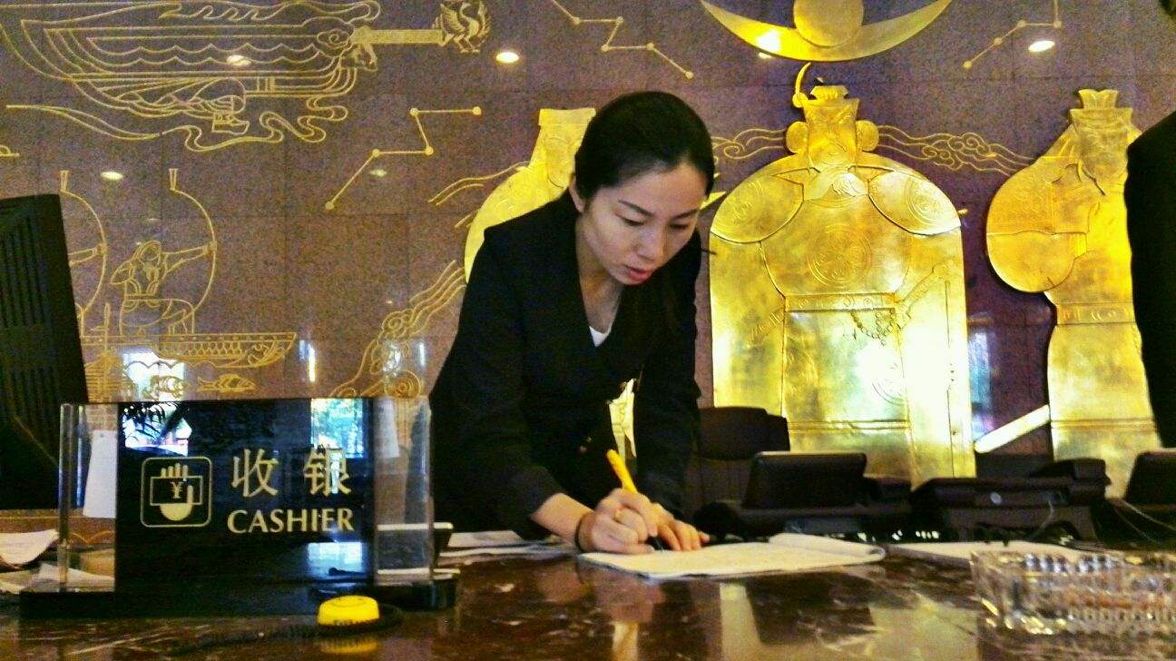 原创为何酒店前台工资低熬夜多,还会有美女愿意做?主要原因有3个!
