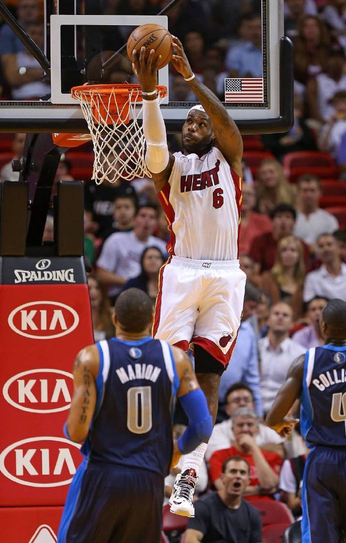 1/9詹姆斯热火时期身体素质炸裂,暴扣都是平框.