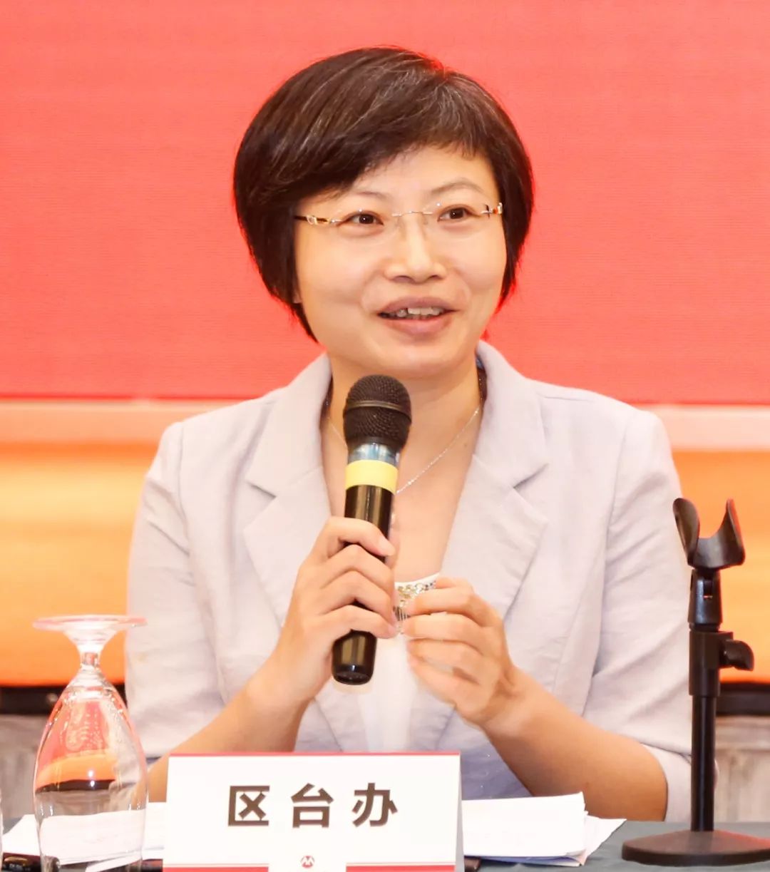 座谈会由区台办主任王立萍主持.