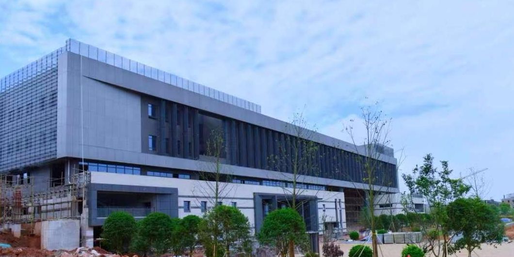 行走在青峰药谷,制剂三车间三楼设备基体完成安装……正在进行二层