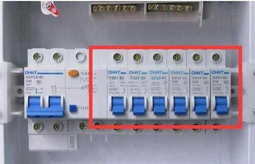 他們的入戶電線是4個平方的,像這種情況是我們無法改變的,在佈置空開