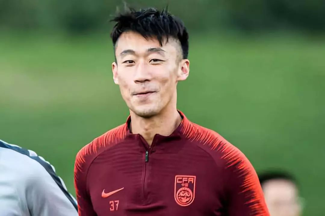 《天津日报》文章内文说道:周日晚上的奥林匹克中心体育场,北京国安队