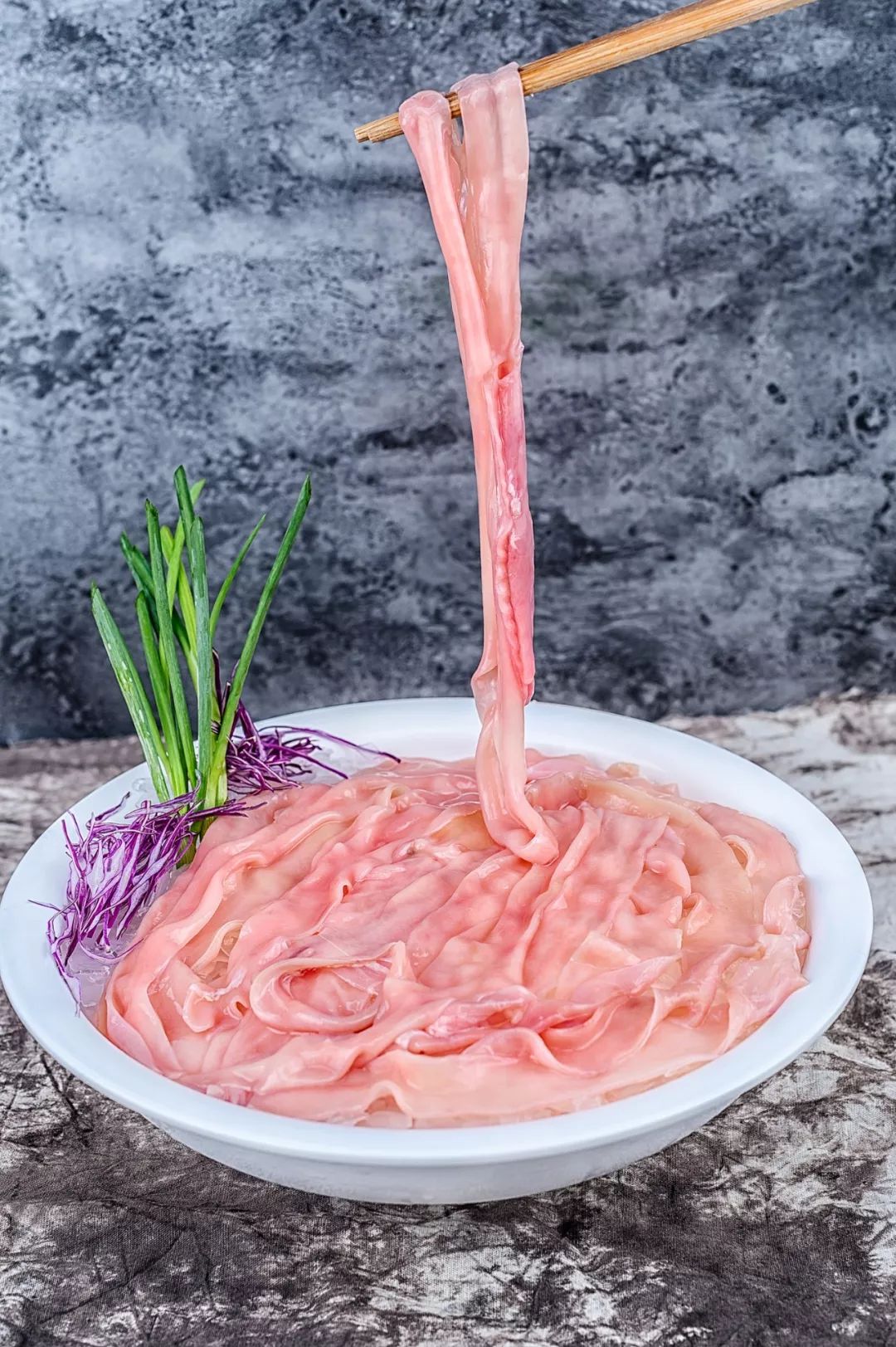 精品鹅肠等毛肚四个小角都微微卷曲起来,在香油蒜泥中滚上一圈,入口s