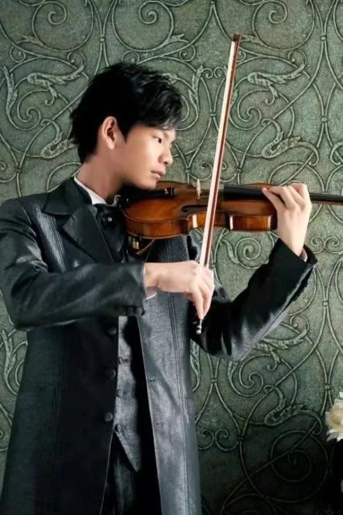 张子提,台湾高雄人,旅美青年小提琴家,毕业于美国耶鲁大学音乐系与