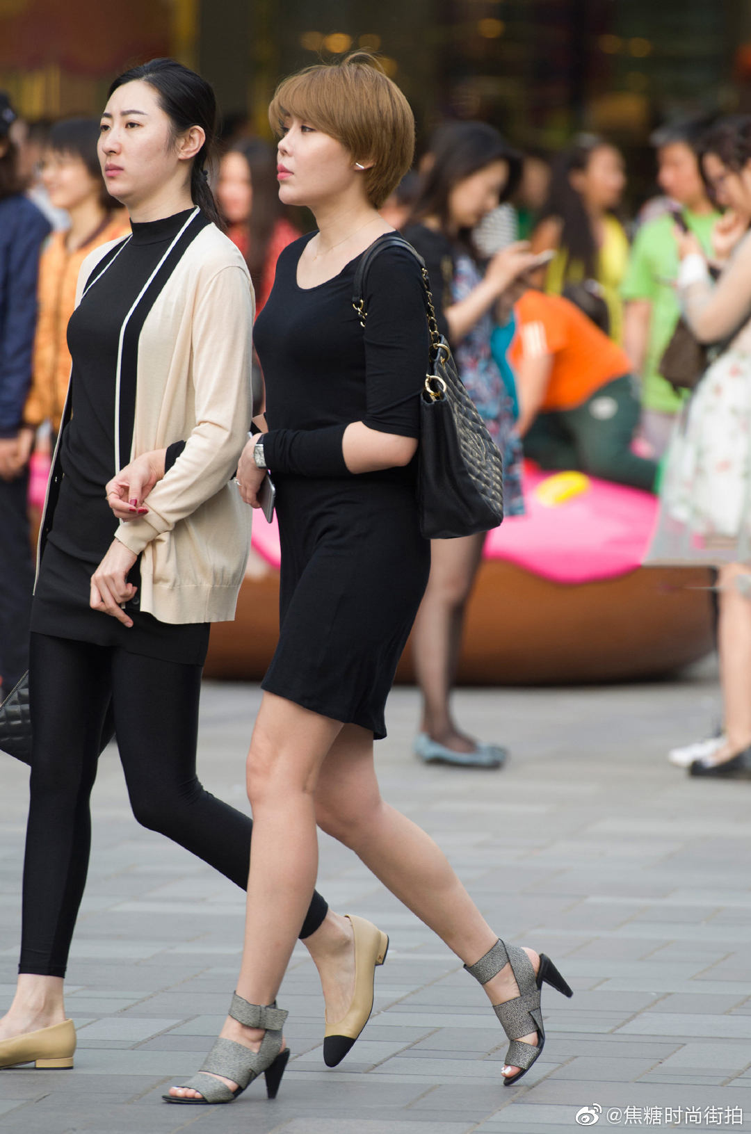 1/ 12 街拍:短发大姐姐穿黑色紧身裙,秀腰秀腿秀出无限风情 街拍:短发