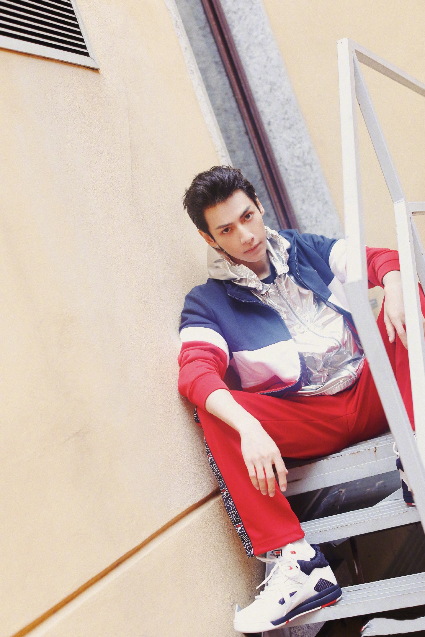 罗云熙米兰时装周,运动造型宛如漫画中走出的少年