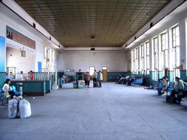 叶柏寿火车站候车厅 老照片站台出入站口现在看这个雕塑也有较强的