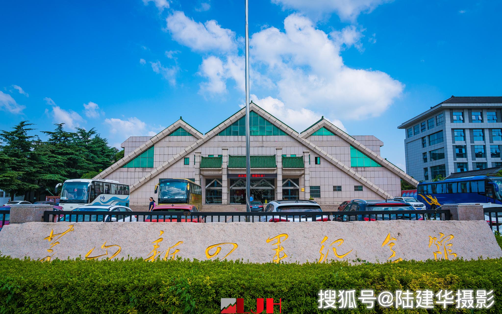 镇江茅山新四军纪念碑广场听响亮的军号声