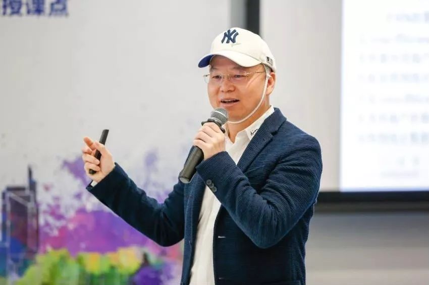 dba捷报首二班张铁伟苏志团同学论文答辩圆满完成