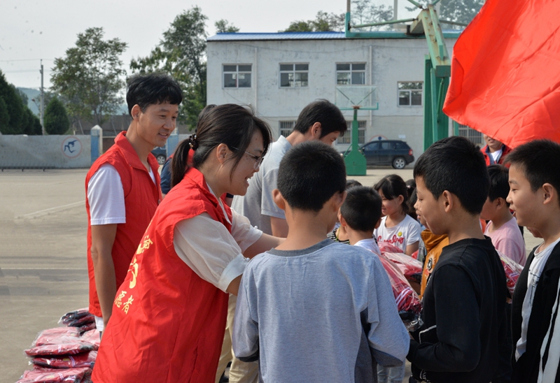 为学校学生送去学习用品及度冬衣物等,用实际行动温暖山区儿童