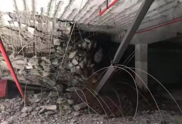 坍塌现场图从进入现场业主提供的图片可以看到,坍塌现场一片狼藉,钢筋