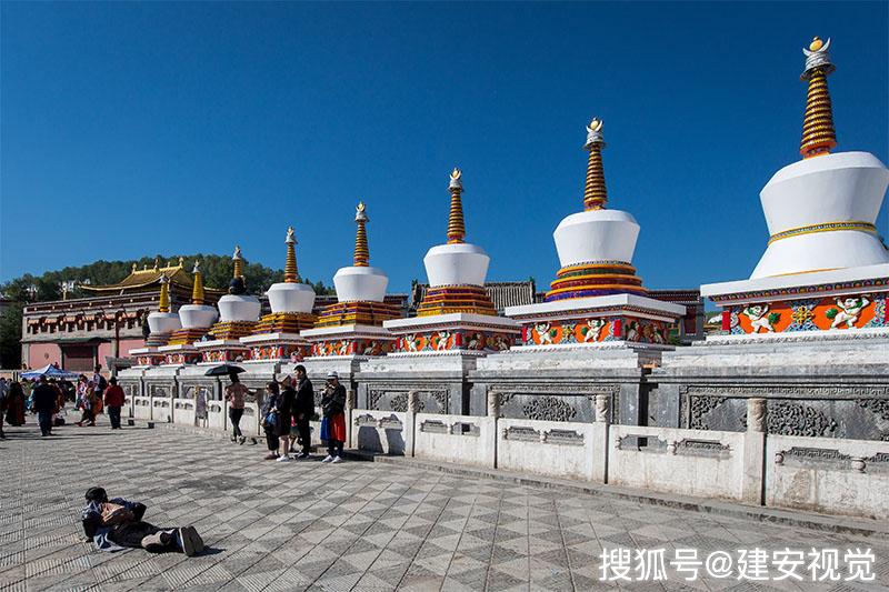 方形底座圆身,八座佛塔象征释迦牟尼从诞生到涅盘的八大事件