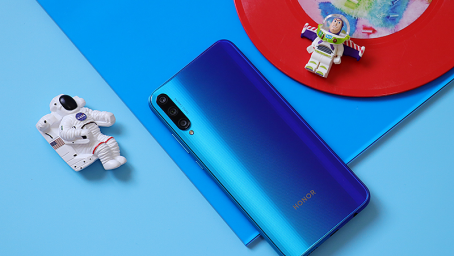 荣耀play3极光蓝惊艳开售999元星光纹理配色引领潮玩新风向