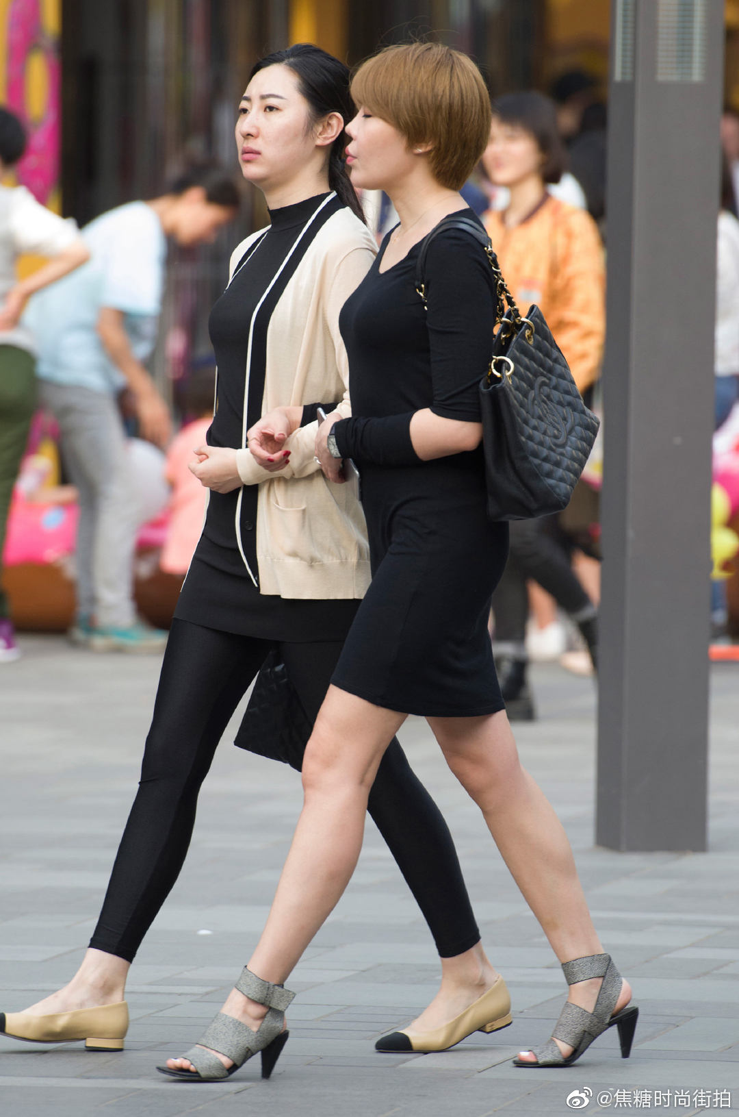 1/ 12 街拍:短发大姐姐穿黑色紧身裙,秀腰秀腿秀出无限风情 街拍:短发