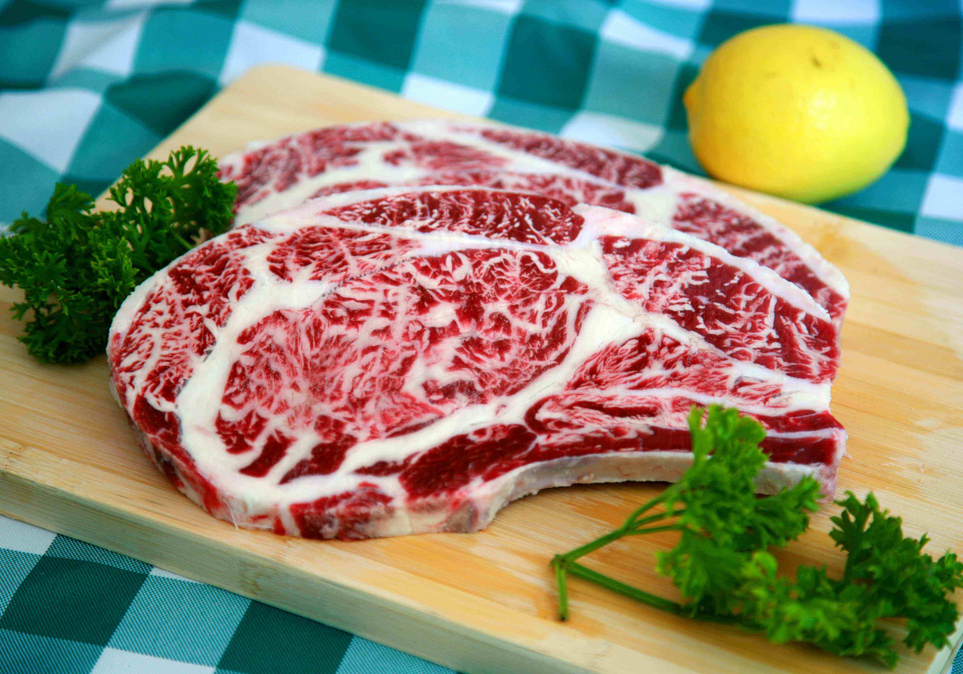 烤肉的镇店之宝了精品雪花牛肉很适合安心享受精致的烤肉盛宴悠然雅致