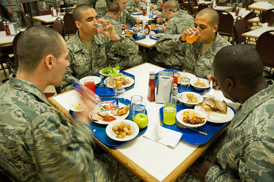 实拍美军的伙食美国一般家庭都很难达到标准