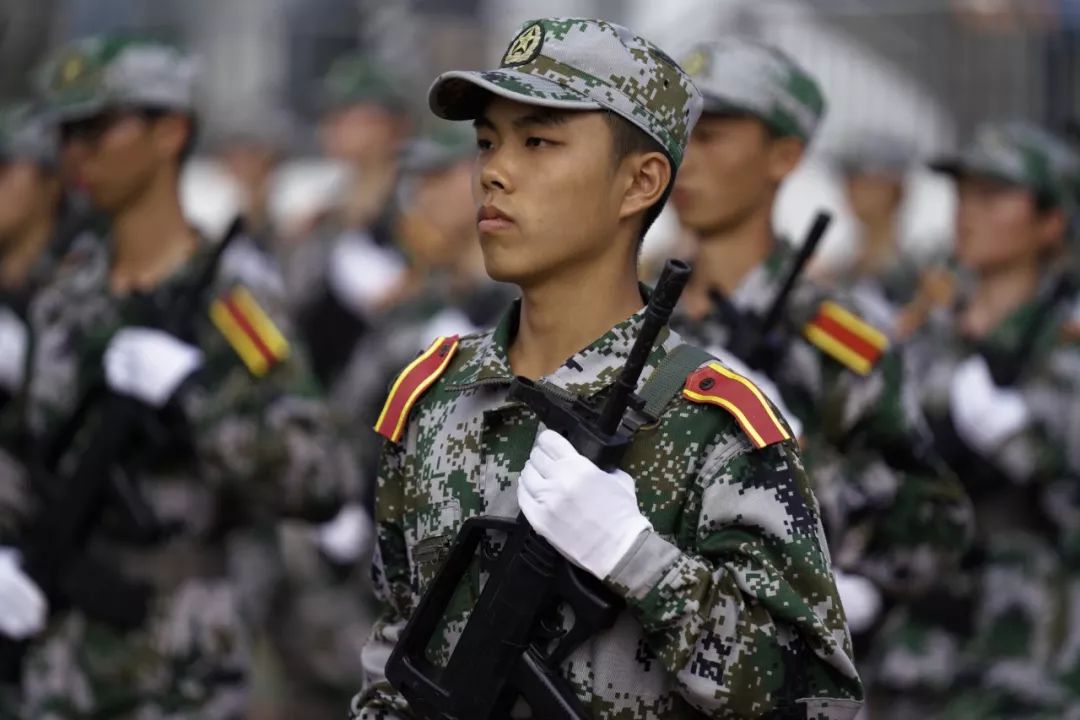 戴上白手套,手握钢枪这份保家卫国的担当他们时刻记得军人的样子就是