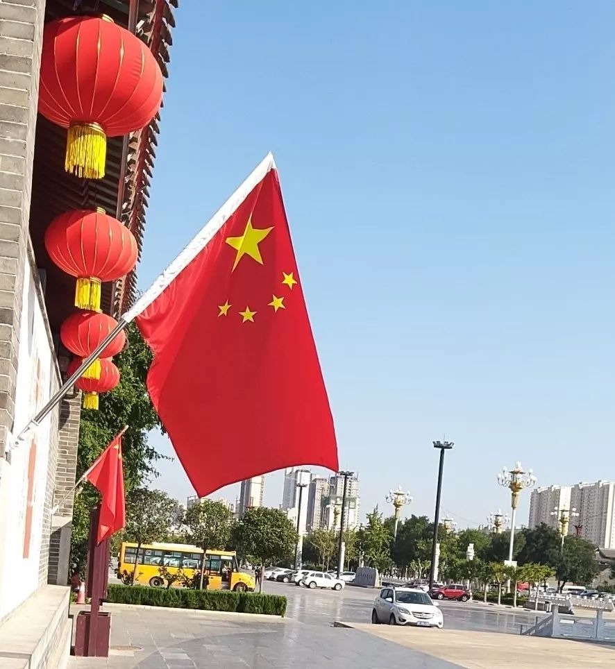 挂国旗,迎国庆! 定州城管管好一片"中国红"!_五星红旗