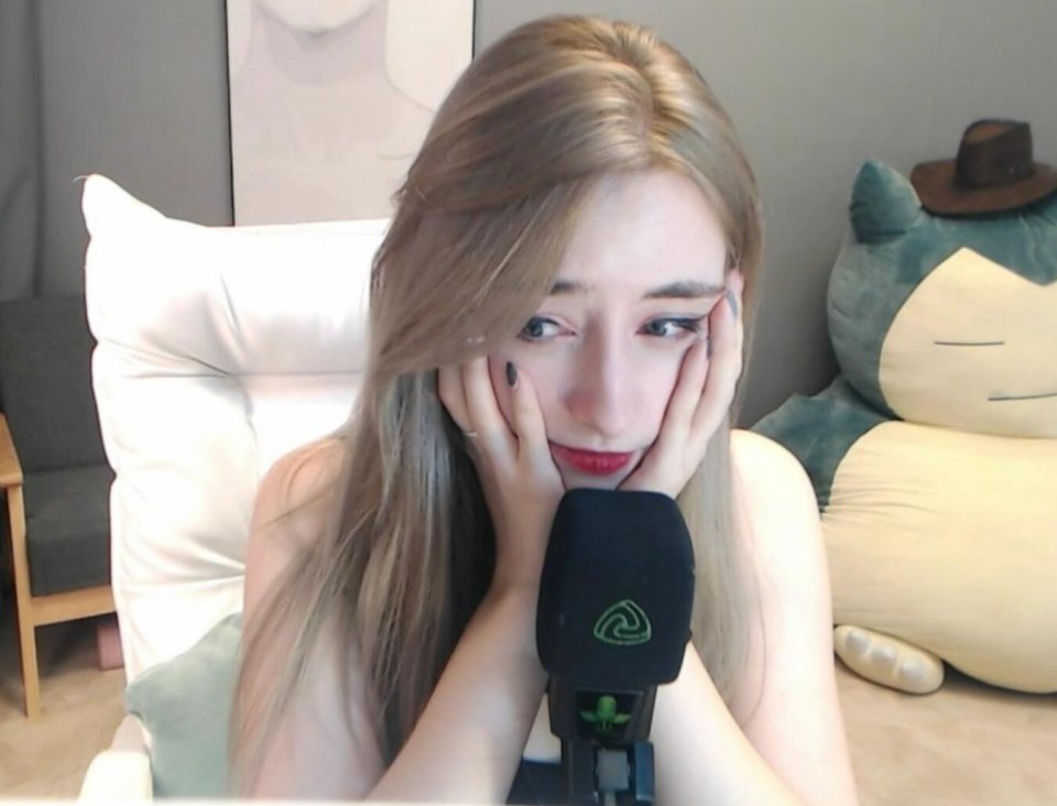 斗鱼俄罗斯毛妹主播火了,狂飙中文嘲讽水友:车还没开就晕了?